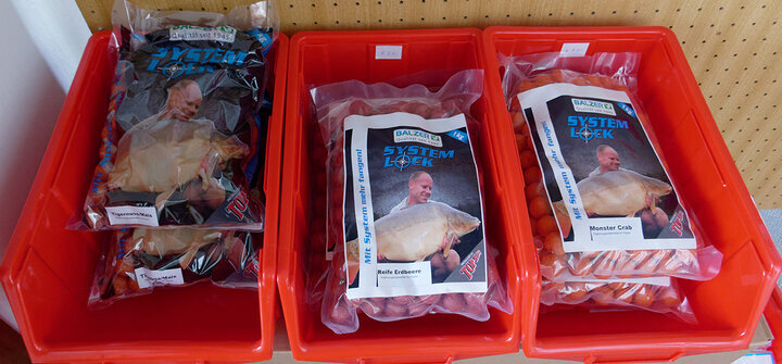 Diverse Arten von Fischfutter